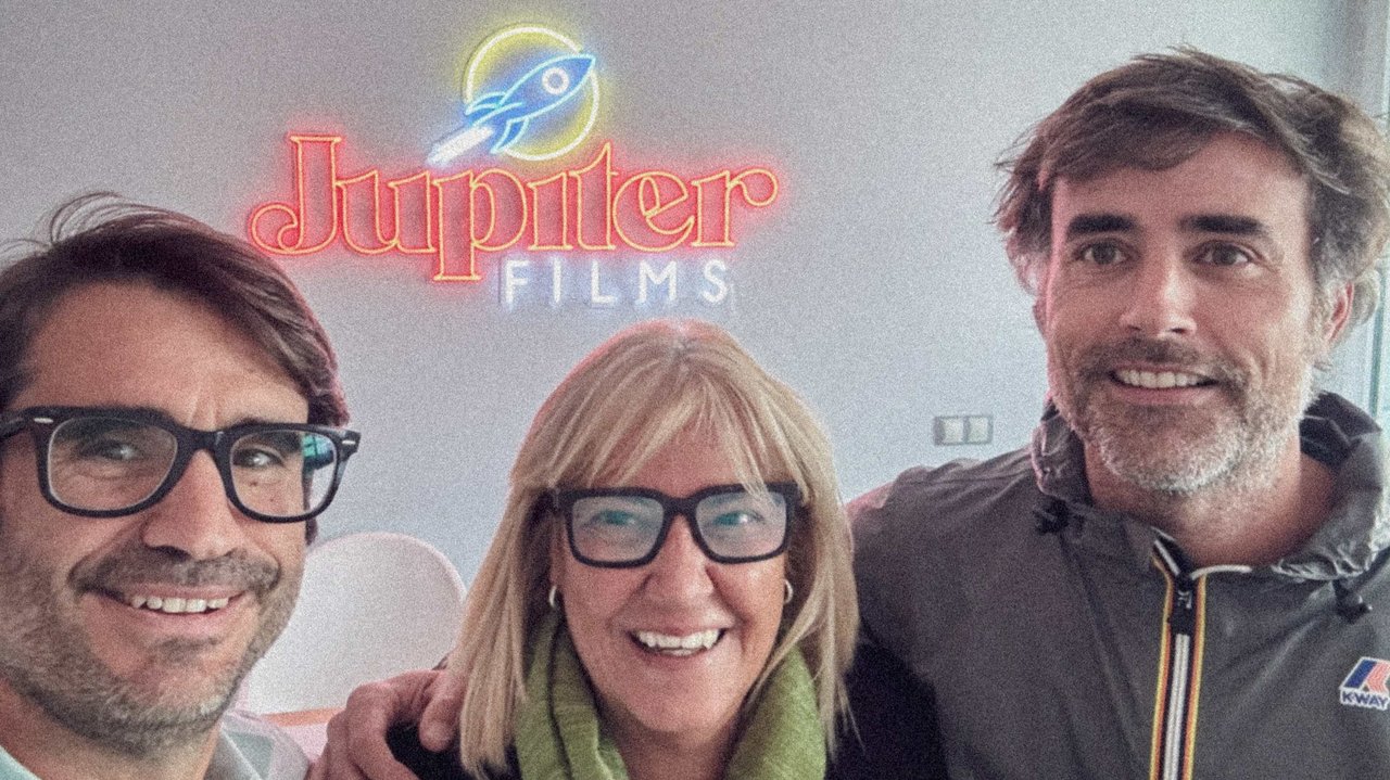 Foto: Daniel Aguilar y Javier Bores, productores y socios fundadores de Jupiter Films, junto a Rosina Belda en las oficinas de Madrid