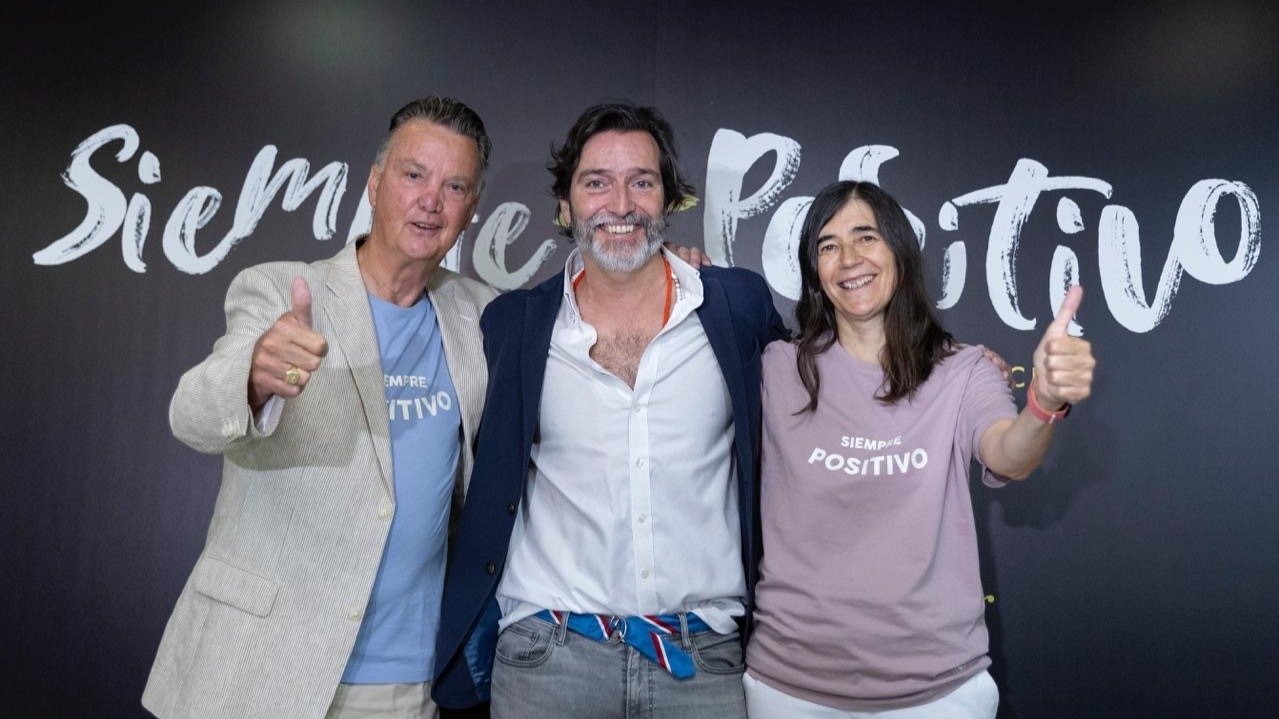 Louis van Gaal, exentrenador de fútbol; Alfonso García-Valenzuela, Chief Creative & Innovation de Mediabrands Content Studio (IPG Mediabrands); y María Blasco, directora científica del CNIO, en la presentación de la iniciativa.