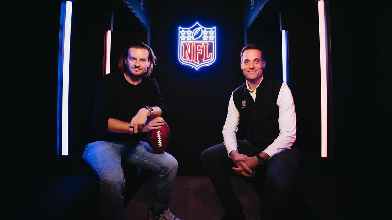 Foto de Eric Demuth cofundador y CEO de Bitpanda y Alexander Steinforth, Gerente General de NFL Alemania